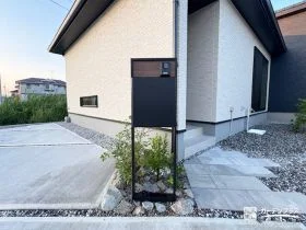 モダンな門柱の足元に植栽を組合わせたスタイリッシュな外構工事