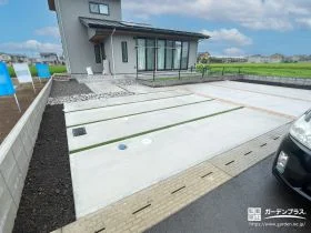 二種類の舗装材で魅せる駐車場と緑に包まれた心地よい新築外構