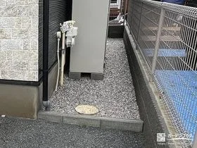 すっきりとした印象で雑草対策をした犬走り[施工後]