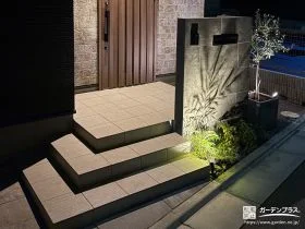 玄関前を彩るスポットライト型照明[施工後]