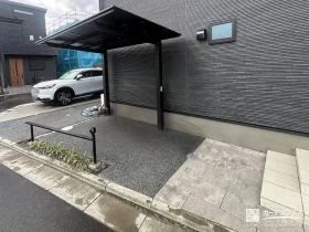 滑りにくく雨にも濡れない快適な駐輪スペース付き新築外構工事