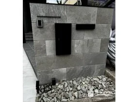 グレーを基調とした重厚感のある門まわり[施工後]