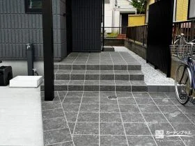 斜めラインのスタイリッシュな玄関アプローチ[施工後]