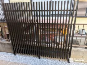 玄関前の目隠しをするスタイリッシュなスクリーンフェンス[施工後]