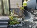 植栽の足元を割栗石で囲みアクセントをプラス