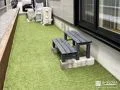 緑鮮やかな人工芝のお庭