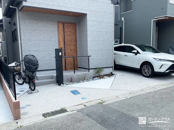 アプローチと駐車スペースのデザインがおしゃれに映える外構工事