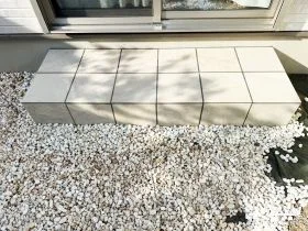 新しいタイルデッキと調和するステップデザイン[施工後]