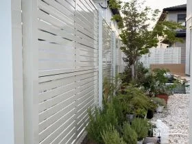 光と風を取り込みながらプライバシーを守るホワイトフェンス[施工後]