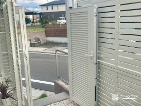 敷地内外をスムーズにつなぐホワイト門扉[施工後]