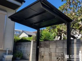 スタイリッシュで重厚感を感じさせるサイクルポート[施工後]