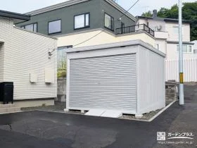 バイクガレージ兼物置で機能的な収納空間を確保[施工後]