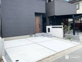 インターロッキングのラインがシンプルで洗練された印象の駐車スペース[施工後]