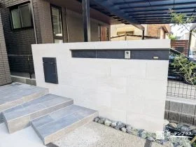 駐車スペースを広く確保する工夫を施したおしゃれな門周り[施工後]