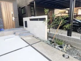 シンプルな中にも温かみを感じられる玄関アプローチ[施工後]