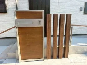 温もりのある木目調の機能門柱[施工後]
