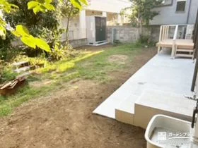 勝手口とウッドデッキを繋ぐコンクリートテラス[施工後]