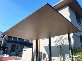 木調天井のオークカラーがアクセントのカーポート[施工後]