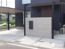 雨の日でも玄関前でゆっくり傘を開けるスペース[施工後]