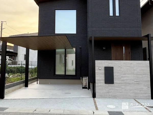 軒天・カーポート・庇の木目デザインを統一したモダンな新築外構