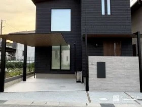 軒天・カーポート・庇の木目デザインを統一したモダンな新築外構