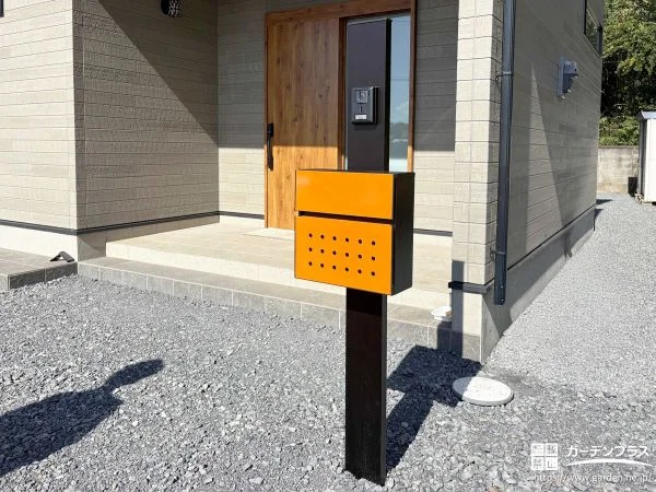 No.27284 オレンジのポストが可愛らしく玄関前を彩ったリフォーム工事[施工後]