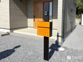 オレンジのポストが可愛らしく玄関前を彩ったリフォーム工事