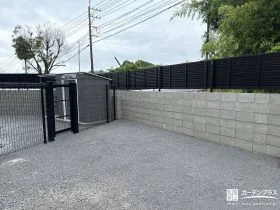 ブラックのフェンスでお庭をクローズにして防犯性を高めた工事