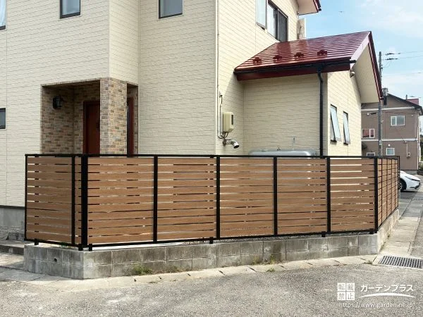 ナチュラルな雰囲気の建物にフィットする木目調の目隠しフェンス