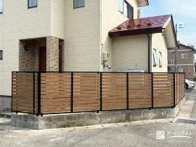 ナチュラルな雰囲気の建物にフィットする木目調の目隠しフェンス[施工後]
