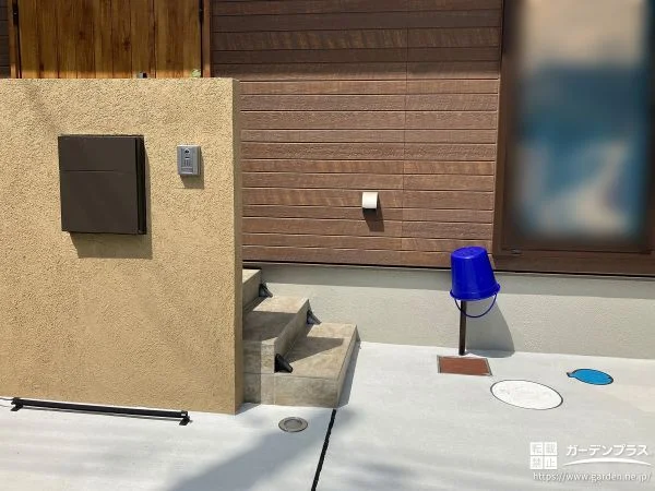 No.27287 温かみを感じられるデザインに仕上げた塗り壁門柱を設置した工事[施工後]