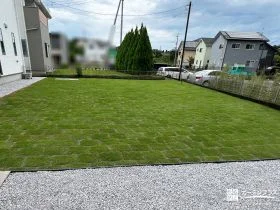 青々とした天然の芝生が美しく映える開放的なお庭りフォーム工事