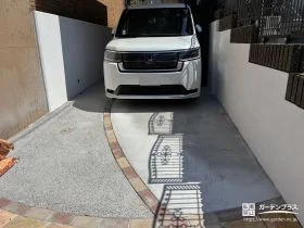 限られた旗竿地の路地部分を華やかにデザイン[施工後]