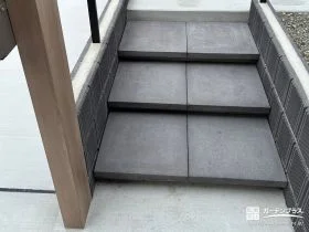 深みのあるグレーが空間を引き締める浮き階段[施工後]