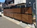 視線をほどよく遮る木目調の横格子目隠しフェンス