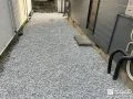 防草シートと砂利を敷くことで雑草を防ぎ水はけも改善した工事