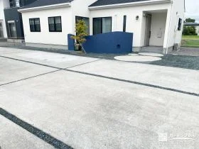 雑草の悩みを解消！すっきり快適な旗竿地の駐車スペース