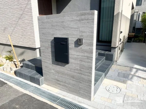 素材の質感と使いやすさを両立した、洗練された門周り