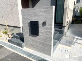 素材の質感と使いやすさを両立した、洗練された門周り[施工後]