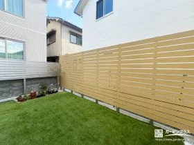 明るいナッツカラーが庭全体をやわらかく包み込む目隠しフェンス[施工後]