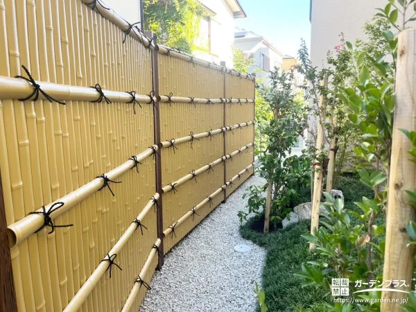 歩くたびに砂利の音が心地よく響く和風庭園