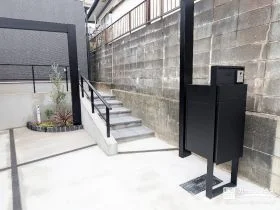 直線的な構成の中に、植木や下草の柔らかさが映えるバランスの良い門周り[施工後]