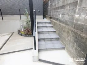 軽やかさと高級感を兼ね備えたフローティングステップ[施工後]