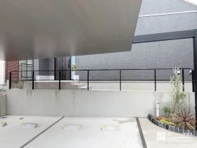 敷地の高低差を感じさせない、すっきりと整った土留め[施工後]