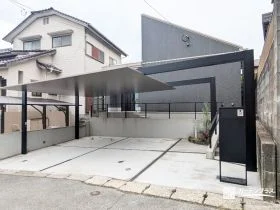 直線的でモダンなファサードが印象的な新築外構