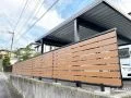 目隠し効果と安全性を高める木目調の目隠しフェンス