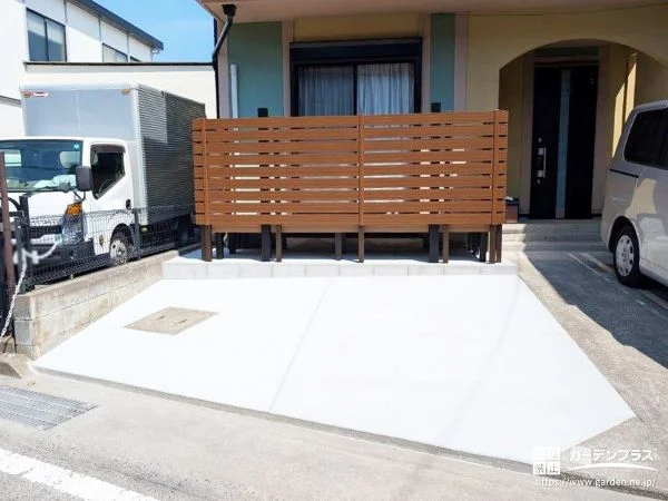 高低差のある庭を解体し、駐車スペースとして再構築するリフォーム工事