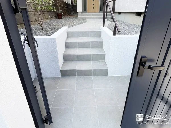 モザイクタイルを大判タイルへ張り替え、すっきりとした印象に