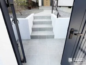 モザイクタイルを大判タイルへ張り替え、すっきりとした印象に[施工後]