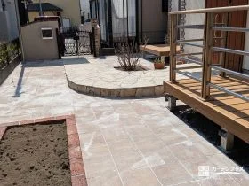 季節の花を植えて彩りを楽しむインターロッキングの可愛らしいお庭[施工後]